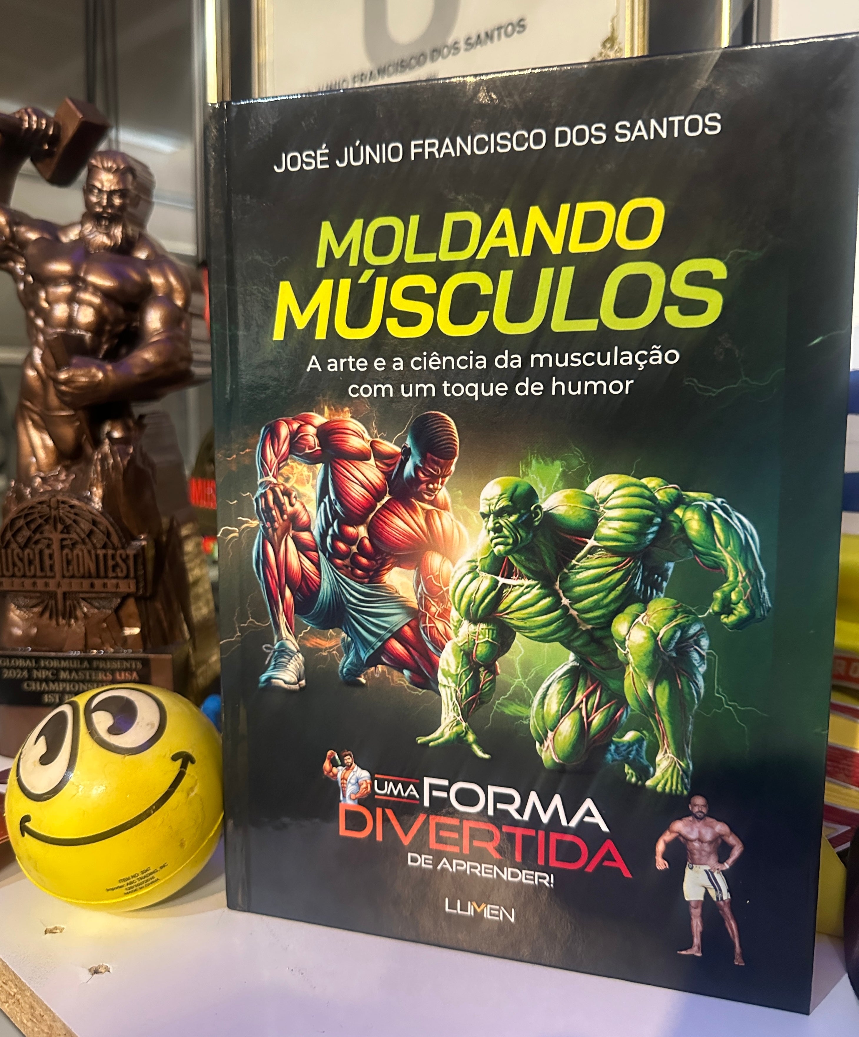 Moldando Músculos – compre aqui 👉 https://a.co/d/guabgps   /  A arte e ciência da musculação com humor